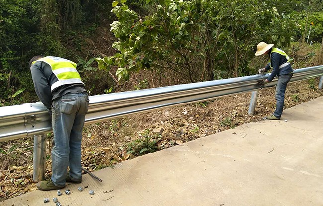 十堰高速公路护栏的定期维护与保养