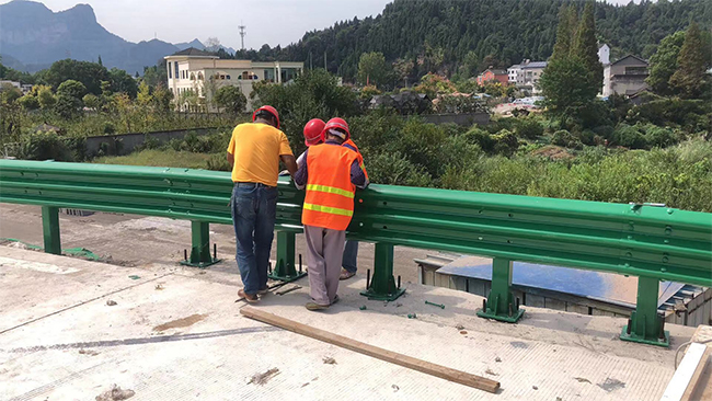 十堰高速公路护栏板的维护确保道路安全的关键环节